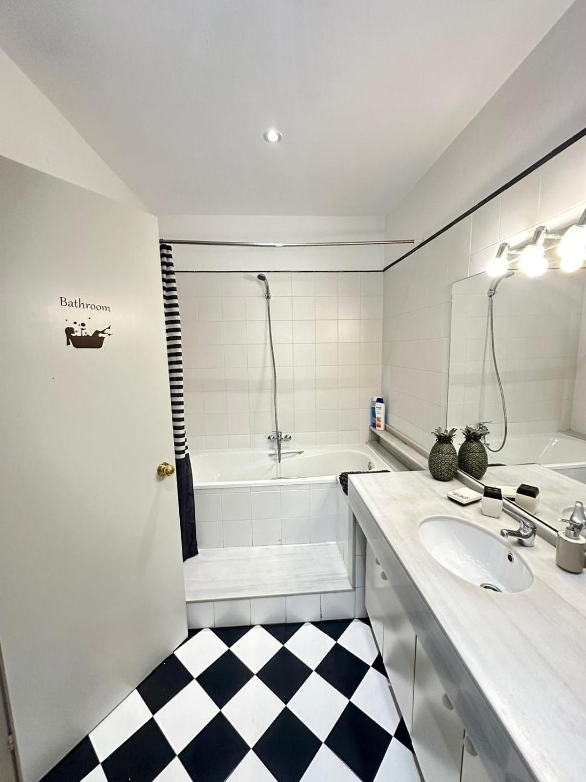 Rooms Aribau บาร์เซโลนา ภายนอก รูปภาพ